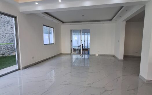 VENDO CASA CON AMPLIA ILUMINACION EN ARROYO HONDO III