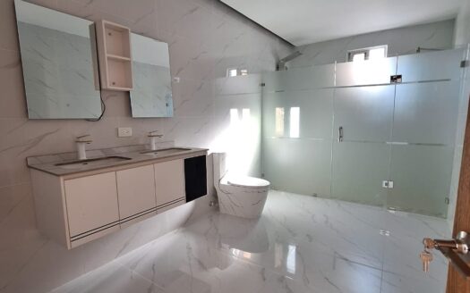 VENDO CASA CON AMPLIA ILUMINACION EN ARROYO HONDO III